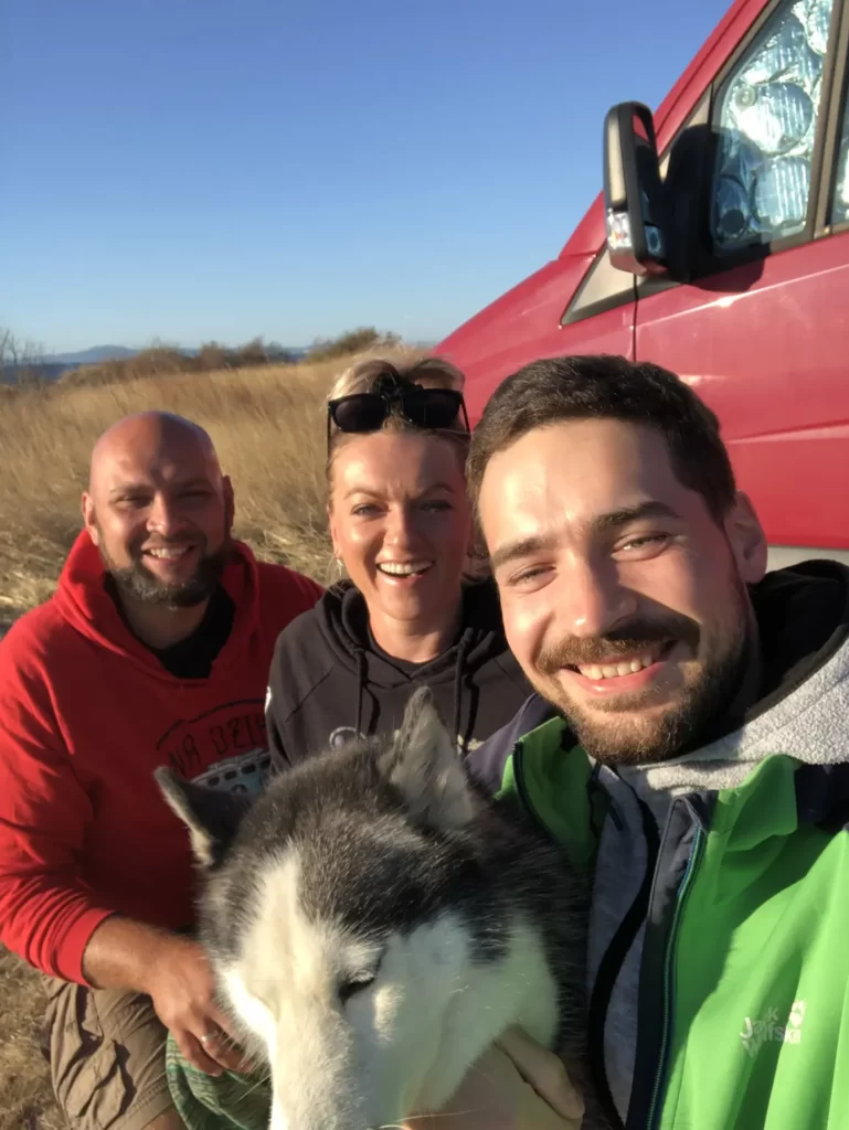 Daniel, Aldona, Freja i Ja (Freja jest zajęta gryzieniem kości i nie chciała zdjęcia 🙂)